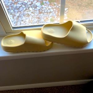 Size 7 yeezy slides(authentic)